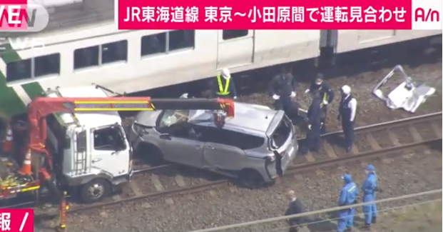列車と衝突した車